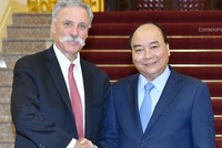 Thủ tướng Nguyễn Xuân Phúc tiếp giám đốc giải đua F1. Ảnh: VGP.
