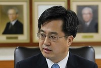 Bộ trưởng Kl991.com nạp rút nhanh Kim Dong-yeon bị cách chức. (Nguồn: Yonhap).