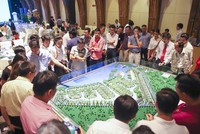 Đông đảo nhà Kl99ok phiên bản mới quan tâm đến dự án vì vị trí đắc địa và thiết kế hòa quyện với thiên nhiên. Ảnh: N.Đ.