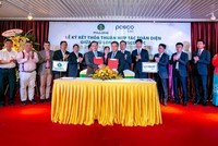 Ông Phùng Chu Cường, Tổng giám đốc Công ty Phú Long và ông Lee Young Hôn, Chủ tịch kiêm Tổng giám đốc Kl994 game bài casino hấp dẫn Posco E&C trao Thoả thuận hợp tác toàn diện.