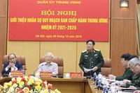 Đại tướng Ngô Xuân Lịch, Bộ trưởng Quốc phòng (đứng) báo cáo kết quả các bước trong quy trình phát hiện, giới thiệu nhân sự quân đội ngày 6/12. Ảnh: Nguyễn Bằng.