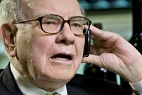 Tỷ phú Kl99ok phiên bản mới Warren Buffett trong một cuộc phỏng vấn năm 2008. Ảnh: AFP.