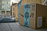 Cảnh sát Mỹ dùng gói hàng Amazon giả cài GPS để bắt trộm