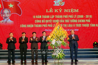 Bộ trưởng, Chủ nhiệm VPCP Mai Tiến Dũng chúc mừng thành phố Phủ Lý được Thủ tướng Kl993 ưu đãi thưởng hấp dẫn công nhận là đô thi loại II.