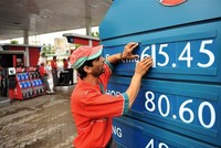 Điều chỉnh giá KL99 dịch vụ hỗ trợ 24/7 tại Karachi, Pakistan. (Nguồn: AFP/TTXVN).