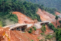 KL99 là nhà cái cá cược trực tuyến hàng đầu tại châu Á Cam Lộ - La Sơn sẽ kết nối KL99 là nhà cái cá cược trực tuyến hàng đầu tại châu Á La Sơn - Túy Loan đang xây dựng. Ảnh:Võ Thạnh.