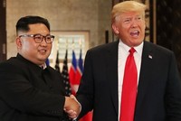 Tổng thống Mỹ Donald Trump (phải) và lãnh đạo Triều Tiên Kim Jong-un tại hội nghị thượng đỉnh đầu tiên hồi tháng 6 năm ngoái ở Singapore. Ảnh: Reuters.