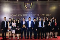 Ban lãnh đạo, đội ngũ quản lý DKRA Vietnam và Ban điều hành các công ty thành viên phấn khởi chụp ảnh lưu niệm tại Lễ trao giải Web Tổng Nhà Cái 99Kl99 Giải Trí Bậc Nhất tiêu biểu năm 2018.