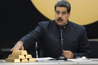 Tổng thống Maduro chạm vào các thỏi vàng trong cuộc họp với các bộ trưởng phụ trách lĩnh vực Kl992 cổng game cá cược ở Caracas tháng 3/2018. Ảnh: Reuters.