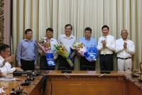 Ông Nguyễn Đình Hưng (áo xanh), Phó Giám đốc Sở Quy hoạch - Kiến trúc TP được bổ nhiệm giữ chức Trưởng BQL Xây dựng Trung tâm triển lãm quy hoạch TP.