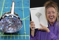 Sau khi có món quà bất ngờ này, Debrathành lập một công ty thu mua đồ trang sức cũ. Cô muốn dành Kl99 nổ hũ cho tổ chức từ thiện mình đang tham gia. Ảnh:The Sun.