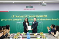 Ông Uông Đông Hưng - Chủ tịch HĐQT Tổng công ty cổ phần Kl99kl phiên bản hoạt động Quân đội trao Quyết định bổ nhiệm Bà Nguyễn Thị Hải Yến.