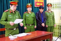 Công an tỉnh Hà Giang đọc lệnh bắt đối với ông Nguyễn Quang Huy. Ảnh: Công an Hà Giang.