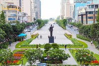 Hai bên phố đi bộ Nguyễn Huệ bị cấm xe tối cuối tuần. Ảnh: Hữu Công.