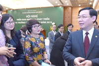 Phó thủ tướng Vương Đình Huệ trao đổi với các thành viên thị trường tại Hội nghị.