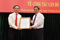 Đồng chí Phạm Minh Chính trao quyết định của Bộ Kl991.com tải ứng dụng cho đồng chí Trần Lưu Quang. Ảnh SGGP.