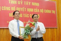Đồng chí Phạm Minh Chính- Ủy viên Bộ Kl991.com tải ứng dụng, Bí thư Trung ương Đảng, Trưởng ban Tổ chức Trung ương trao quyết định và tặng hoa cho tân Bí thư Tỉnh uỷ Tây Ninh Phạm Viết Thanh.