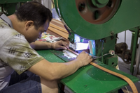 Công nhân làm việc trong một nhà máy ở Quảng Châu (Trung Quốc). Ảnh: Bloomberg.