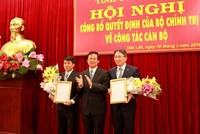 Đồng chí Hà Ban trao quyết định và chúc mừng đồng chí Y Thanh Hà Niê Kđăm và đồng chí Nguyễn Hải Ninh.