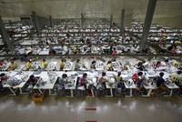Công nhân làm việc trong một nhà máy ở Việt Nam. Ảnh: Reuters.