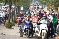 Bị cấm đường, người dân leo lên vỉa hè đường Lê Văn Lươngđi ngược chiều. Ảnh:Ngọc Thành.