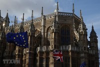 Cờ Anh (phải) và cờ EU (trái) tại London, ngày 14/3. (Ảnh: THX/ TTXVN)
