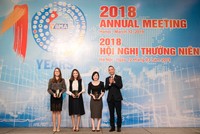 Đại diện MSB, bà Hồ Thị Quỳnh Hương - Giám đốc quản lý giao dịch Kl99kl Hoàn Trả Vô Tận Kl993 ưu đãi thưởng hấp dẫn (thứ 2 từ trái sang) nhận giải thưởng từ VBMA.