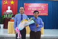 Ông Lâm Quang Thi cầm hoa - Ảnh: Nông Nghiệp.