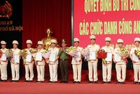 Các cán bộ, chiến sĩ nhận quyết định điều động về xã. Ảnh: Bộ Công an.
