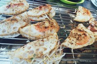 Bánh xèo vốn đã nổi tiếng trong nền ẩm thực Việt Nam. Món bánh có lớp vỏ mỏng được rán giòn tan kẹp nhân thịt, tôm và giá bên trong đã trở thành một món ngon khiến bao người phải thèm thuồng và gây thương nhớ trong lòng du khách quốc tế. Tại Nha Trang (Khánh Hòa), món bánh nổi tiếng này đã được biến tấu lại thành một món đặc sản vùng biển mang tên bánh xèo mực. Ảnh: @khuatgiaminh.