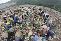 Bãi rác Khánh Sơn Đà Nẵng đang quá tải. Ảnh: Nguyễn Đông.