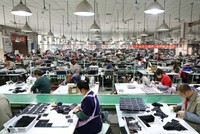 Các công ty nước ngoài đang tìm cách giảm bớt sự phụ thuộc vào các nhà máy Kl994 nhà cái bóng đá world cup ở Trung Quốc. (Ảnh: Reuters).