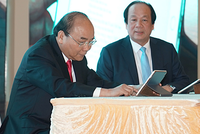 Thủ tướng dùng chữ ký số ký ban hành văn bản trên máy tính bảng. Ảnh: VGP.