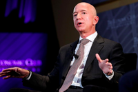 Tỷ phú Jeff Bezos, Giám đốc điều hành Kl994 game bài casino hấp dẫn bán lẻ Amazon.