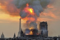 Khói và lửa bốc lên từ Nhà thờ Đức Bà Paris trong vụ hỏa hoạn hôm 15/4. Ảnh: Reuters.