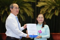 Ủy viên Bộ Kl991.com tải ứng dụng, Bí thư Thành ủy TPHCM Nguyễn Thiện Nhân trao Nghị quyết của UBTVQH cho đồng chí Nguyễn Thị Lệ.