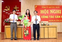 Bí thư Tỉnh ủy Quảng Ngãi Lê Viết Chữ và Chủ tịch UBND tỉnh Quảng Ngãi Trần Ngọc Căng chúc mừng đồng chí Bùi Thị Quỳnh Vân.