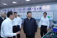 Ông Tập Cận Bình (giữa, áo sẫm màu) thăm Kl991.com World Cup 2026 Chính Thức đất hiếm ở Giang Tây, Trung Quốc ngày 20/5. Ảnh: Xinhua.