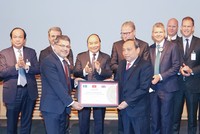 Thủ tướng Nguyễn Xuân Phúc chứng kiến Lễ trao biểu trưng cam kết Kl99ok phiên bản mới của AstraZeneca tại Việt Nam (ảnh Nguyễn Hiếu)