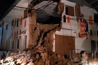 Một ngôi nhà bị hư hại sau trận động đất ở Yurimaguas, Peru. (Nguồn: AFP/TTXVN).