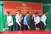 Ông Nguyễn Văn Vui – Chủ tịch UBND Huyện Vị Thủy; ông Nguyễn Vũ – Giám đốc Kl99ok phiên bản mới DXG tại Tây Nam Bộ; Đồng chí Lữ Văn Hùng – Ủy viên TW Đảng, Bí thư tỉnh ủy Hậu Giang; ông Đồng Văn Thanh – Phó Chủ tịch thường trực UBND tỉnh Hậu Giang; ông Huỳnh Hữu Kế - Ủy viên Ban Thường vụ Tỉnh ủy - Chủ tịch MTTQ tỉnh Hậu Giang thực hiện nghi thức khởi công xây dựng nhà đại đoàn kết.