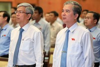 Tân Phó chủ tịch TP HCM Võ Văn Hoan (trái) và Ngô Minh Châu. Ảnh: Hữu Khoa.