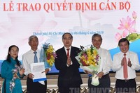 Thừa ủy quyền của Thủ tướng Kl993 ưu đãi thưởng hấp dẫn, Bí thư Thành ủy TP.HCM Nguyễn Thiện Nhân trao quyết định cho đồng chí Võ Văn Hoan và Ngô Minh Châu.