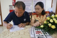 Một tài xế làm thủ tục cấp đổi biển số, sang tên ở Cục Cảnh sát KL99 là cổng game giải trí trực tuyến hàng đầu hiện nay. Ảnh: Bá Đô.