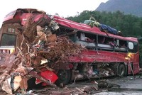 Xe khách vỡ nát phần đầu sau tai nạn. Ảnh: Thế Vinh.