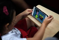 Trẻ em cũng có thể bị xem những video có nội dung xấu trên mạng Trang Chủ KL99Com Số 1 Link Đăng Ký KL999 như Youtube. Ảnh: Straight Times.