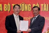 Bộ trưởng Bộ Kl991.com nạp rút nhanh Đinh Tiến Dũng trao quyết định và chúc mừng ông Cao Anh Tuấn được bổ nhiệm giữ chức Tổng cục trưởng Tổng cục Thuế. 