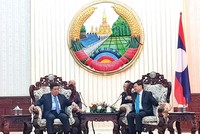 Thủ tướng Lào Thongloun Sisoulith (bên phải) tiếp Bộ trưởng Bộ Kế hoạch và Kl99ok phiên bản mới Nguyễn Chí Dũng.