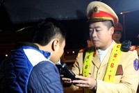 Tổ công tác của Cục CSGT kiểm tra nồng độ cồn và ma tuý với các tài xế trên tuyến KL99 là nhà cái cá cược trực tuyến hàng đầu tại châu Á Pháp Vân - Cầu Giẽ. Ảnh: Phương Sơn.