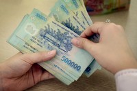 Từ 1/7, những người hưởng lương từ ngân sách 99Kl99 trực tiếp đá gà sẽ được tăng lương cơ sở 100.000 đồng mỗi tháng. Ảnh: Xuân Hoa.